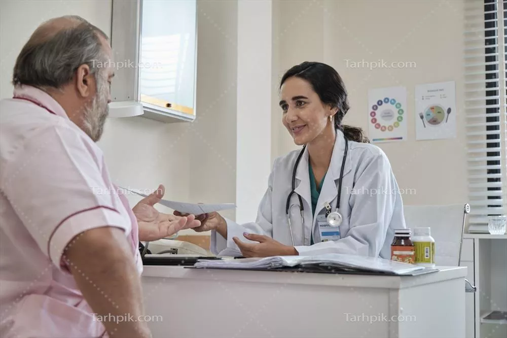 عکس مشاوره یک پزشک زن و متخصص تغذیه برای بیماران در کلینیک