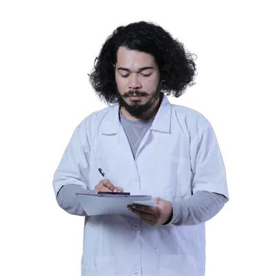 عکس دوربری دانشمند مرد آسیایی با حالت چهره ای متمرکز در حال بررسی مدارک