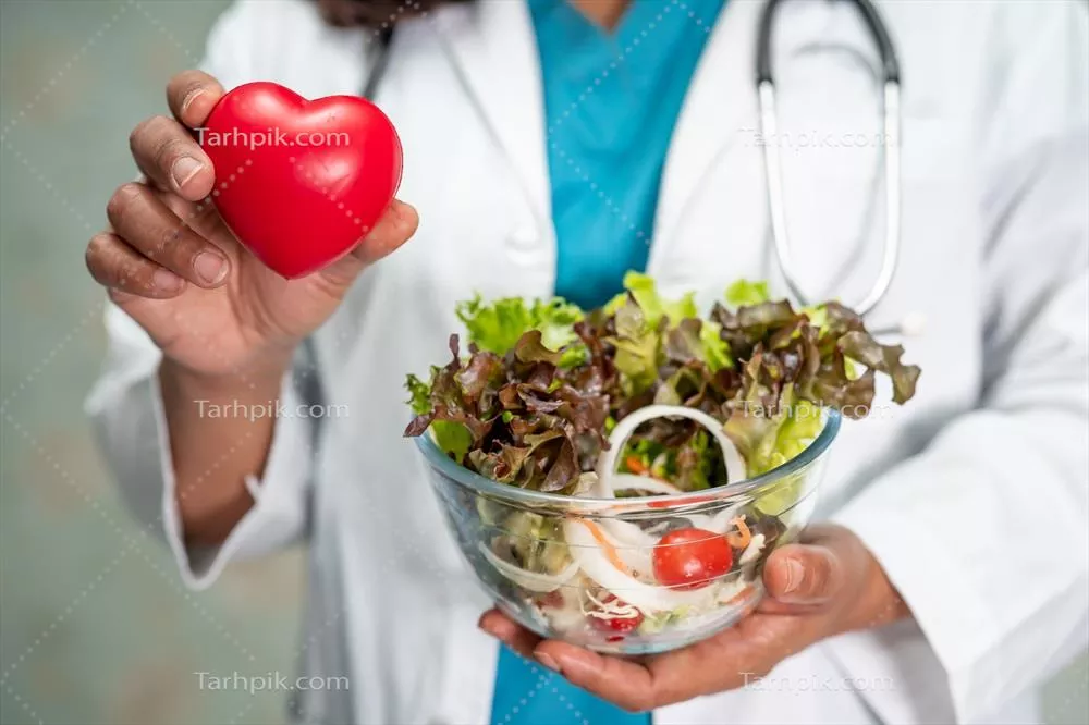 عکس متخصص تغذیه در حال ارائه مشاوره با سبزیجات تازه و سالم
