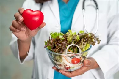 عکس متخصص تغذیه در حال ارائه مشاوره با سبزیجات تازه و سالم