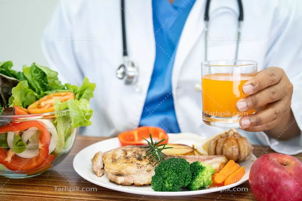 عکس متخصص تغذیه با سبزیجات تازه و سالم برای مشاوره به بیماران