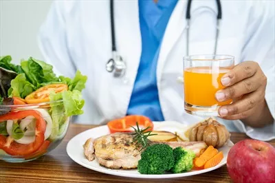 عکس متخصص تغذیه با سبزیجات تازه و سالم برای مشاوره به بیماران