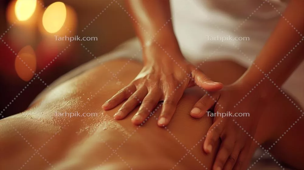 عکس ماساژ حرفه ای با تمرکز بر جزئیات در نور محیطی روشن