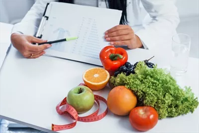 عکس مشاوره تغذیه با متخصص زن در محیط کار و ارائه اطلاعات مفید