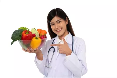 عکس متخصص تغذیه با میوه های تازه در کلینیک، نماد سلامتی و رژیم غذایی مناسب