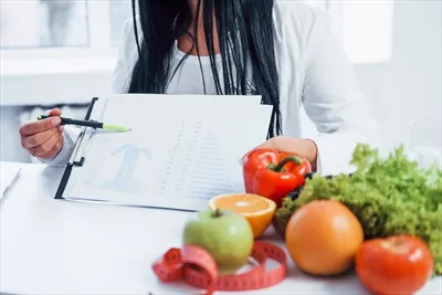 عکس مشاوره تغذیه با متخصص زن در محیط کار و ارائه اطلاعات مفید