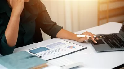 عکس زنان آسیایی در دفتر کار خانگی: استرس و خستگی در دنیای کسب و کار