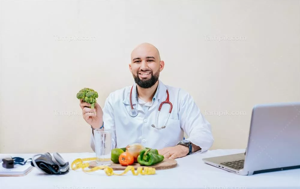 عکس تصویری از یک متخصص تغذیه خوشحال که بروکلی در دست دارد و در حال مشاوره است
