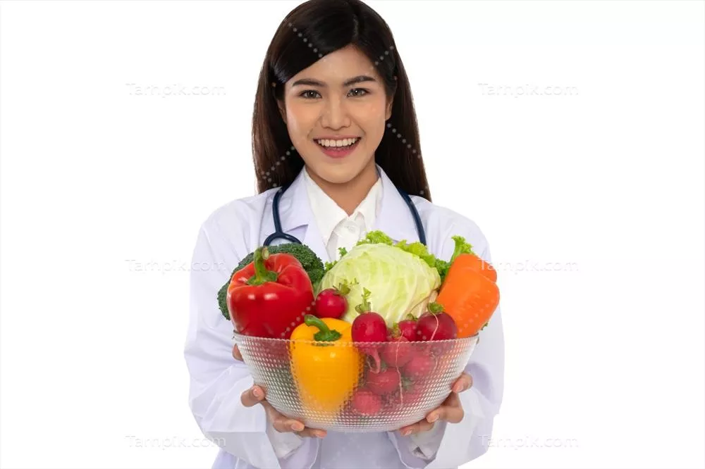 عکس متخصص تغذیه با میوه های تازه در کلینیک، نماد سلامتی و رژیم غذایی مناسب