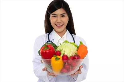 عکس متخصص تغذیه با میوه های تازه در کلینیک، نماد سلامتی و رژیم غذایی مناسب