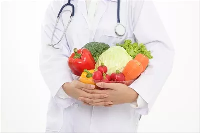 عکس پزشک یا متخصص تغذیه در حال نگه داشتن کاسه ای از سبزیجات ارگانیک تازه برای سلامتی