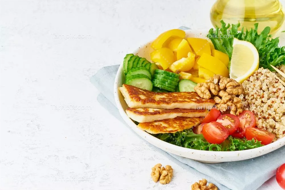 عکس سالاد بودا با کینوآ و هالومی: یک گزینه گیاهی خوشمزه و سالم