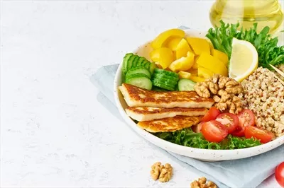 عکس سالاد بودا با کینوآ و هالومی: یک گزینه گیاهی خوشمزه و سالم