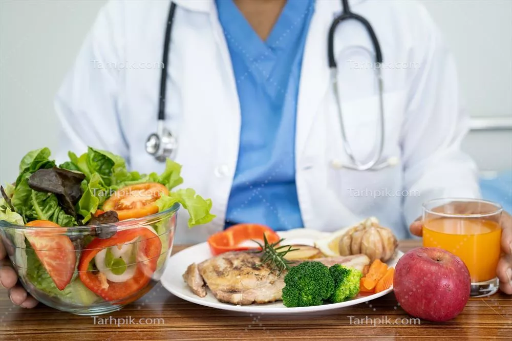 عکس متخصص تغذیه با انواع سبزیجات تازه و سالم برای مشاوره به بیماران