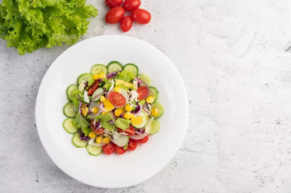 عکس سالاد سبزیجات خوشمزه با تخم مرغ آب پز و طعمی بی نظیر