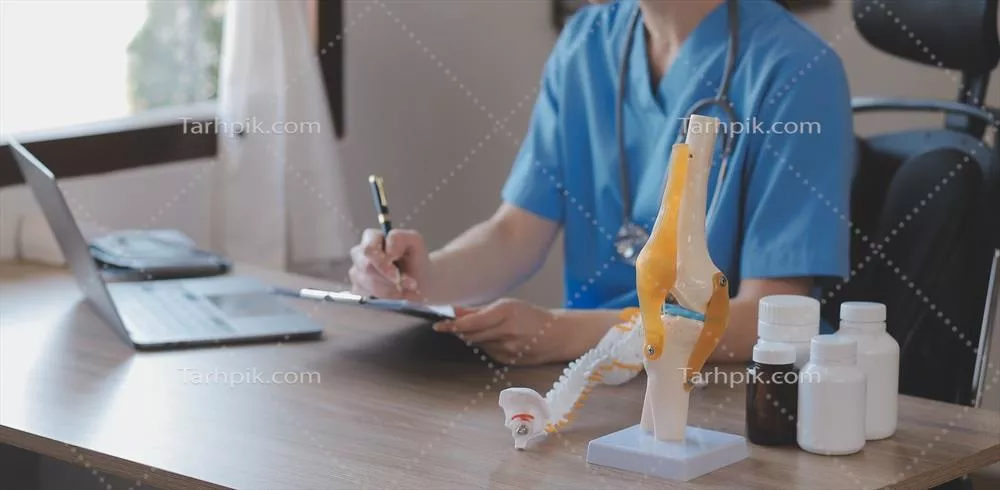 عکس مشاوره سلامت روان: گفتگوی یک زن جوان با روانشناس در جلسه درمانی
