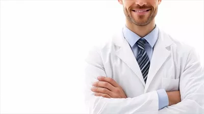 عکس پزشک با اعتماد به نفس در لباس آزمایشگاهی با دستانی متقاطع در برابر پس زمینه سفید