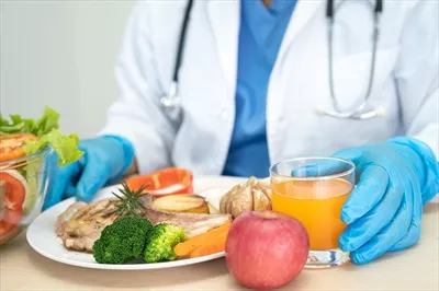 عکس متخصص تغذیه در حال ارائه مشاوره با سبزیجات تازه و سالم به بیمار