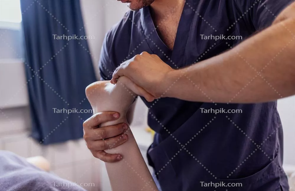 عکس مردی که توسط پرستار پایش را ماساژ می دهد و آرامش می یابد