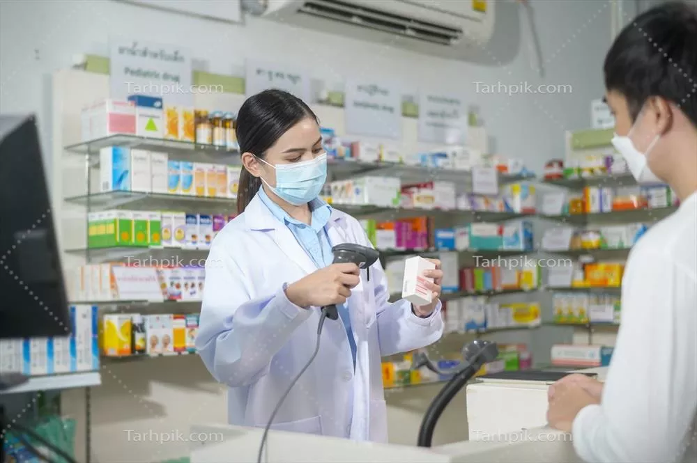 عکس پرتره ای از یک داروساز زن با ماسک در داروخانه ای مدرن و شیک