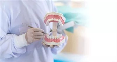 عکس دندانپزشک زن در محیط مطب دندانپزشکی با تجهیزات مدرن