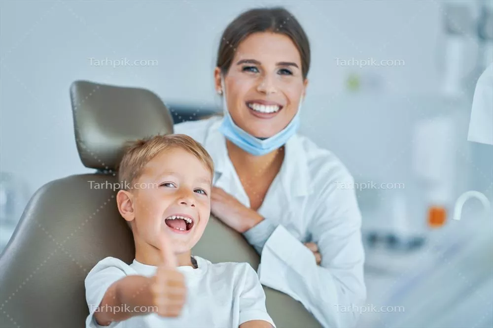 عکس پسر بچه و دندانپزشک زن در مطب دندانپزشکی: لحظه ای دلنشین و آموزنده
