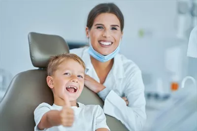 عکس پسر بچه و دندانپزشک زن در مطب دندانپزشکی: لحظه ای دلنشین و آموزنده