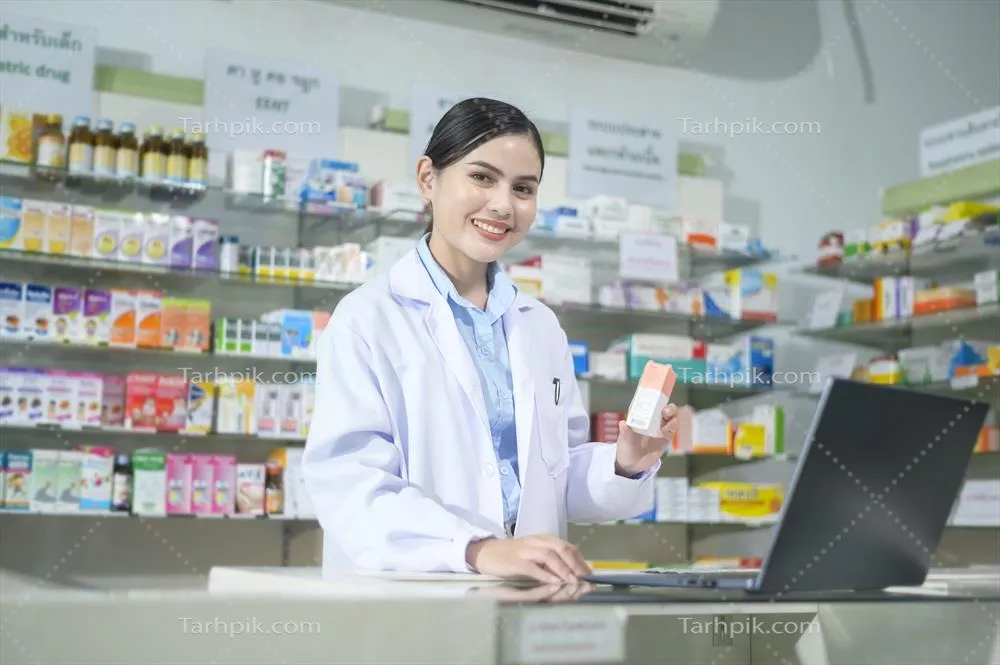 عکس مشاوره داروساز زن به مشتری از طریق تماس ویدیویی در داروخانه مدرن