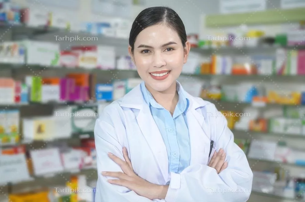 عکس پرتره ای از یک داروساز زن در حال کار در داروخانه ای مدرن و پیشرفته