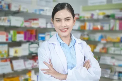 عکس پرتره ای از یک داروساز زن در حال کار در داروخانه ای مدرن و پیشرفته