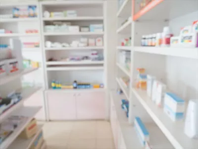 عکس تصویری از قفسه های داخلی یک داروخانه با پس زمینه ای محو و زیبا