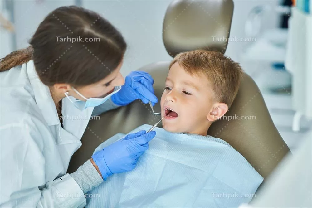 عکس پسر کوچک و دندانپزشک زن در مطب دندانپزشکی: لحظه ای دلنشین و آموزنده