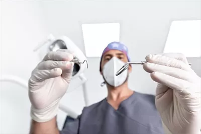 عکس تمرکز انتخابی بر روی ابزارهای مورد استفاده دندانپزشک در کلینیک دندانپزشکی