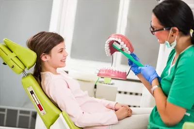 عکس کودکی که در مطب دندانپزشکی منتظر درمان است و احساس نگرانی می کند