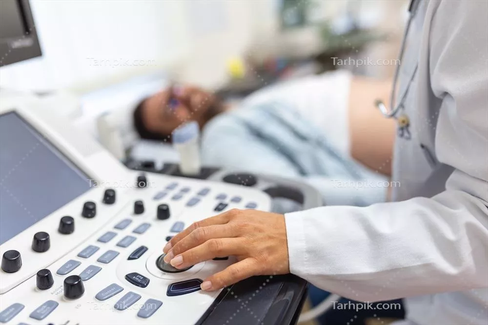 عکس تصویری از سونوگرافی حرفه ای در کلینیک مدرن با پزشک و بیمار