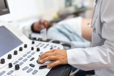 عکس تصویری از سونوگرافی حرفه ای در کلینیک مدرن با پزشک و بیمار