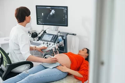 عکس بررسی سلامت زنان باردار با استفاده از سونوگرافی در کلینیک