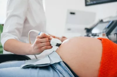 عکس بررسی سلامت زنان باردار با استفاده از سونوگرافی در کلینیک