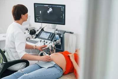 عکس بررسی سلامت زنان باردار با استفاده از سونوگرافی در کلینیک