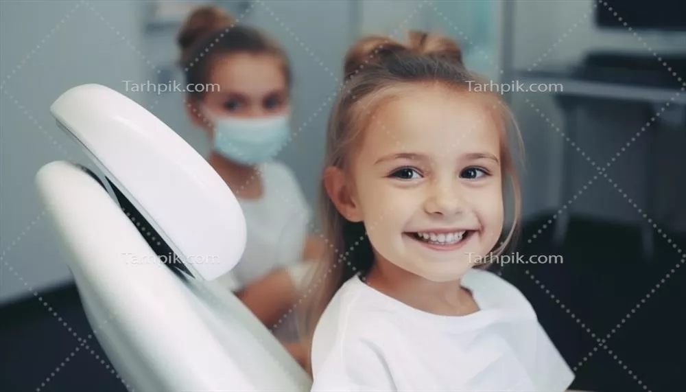 عکس کودک خندان در حال بازدید از دندانپزشک برای حفظ سلامت دندان ها