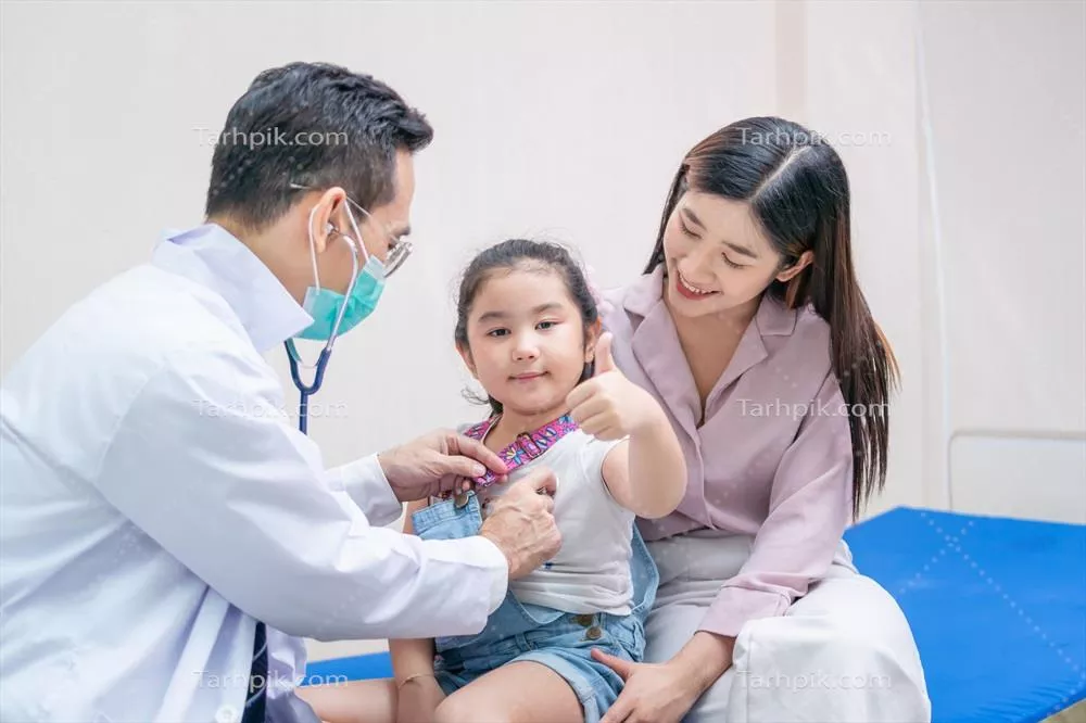 عکس معاینه دختر بچه توسط پزشک متخصص در حضور مادرش