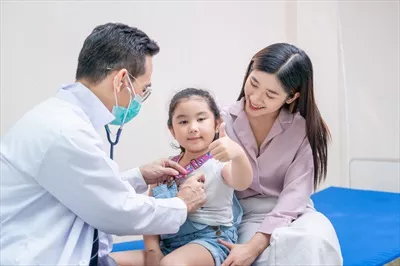 عکس معاینه دختر بچه توسط پزشک متخصص در حضور مادرش