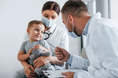 عکس دو پزشک متخصص در حال همکاری در کلینیک برای ارائه خدمات درمانی