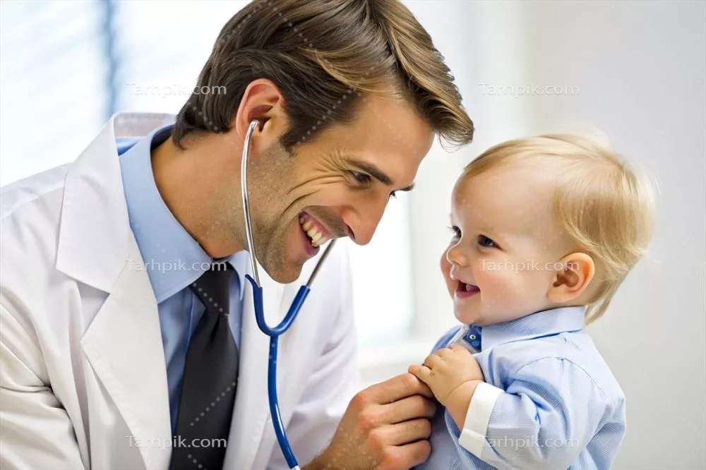 عکس پزشک مرد خوشحال در حال معاینه نوزاد پسر با دقت و محبت