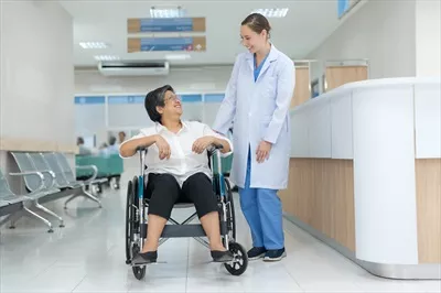 عکس پزشک اطفال وضعیت سلامتی دختر بچه را مورد بررسی قرار داد
