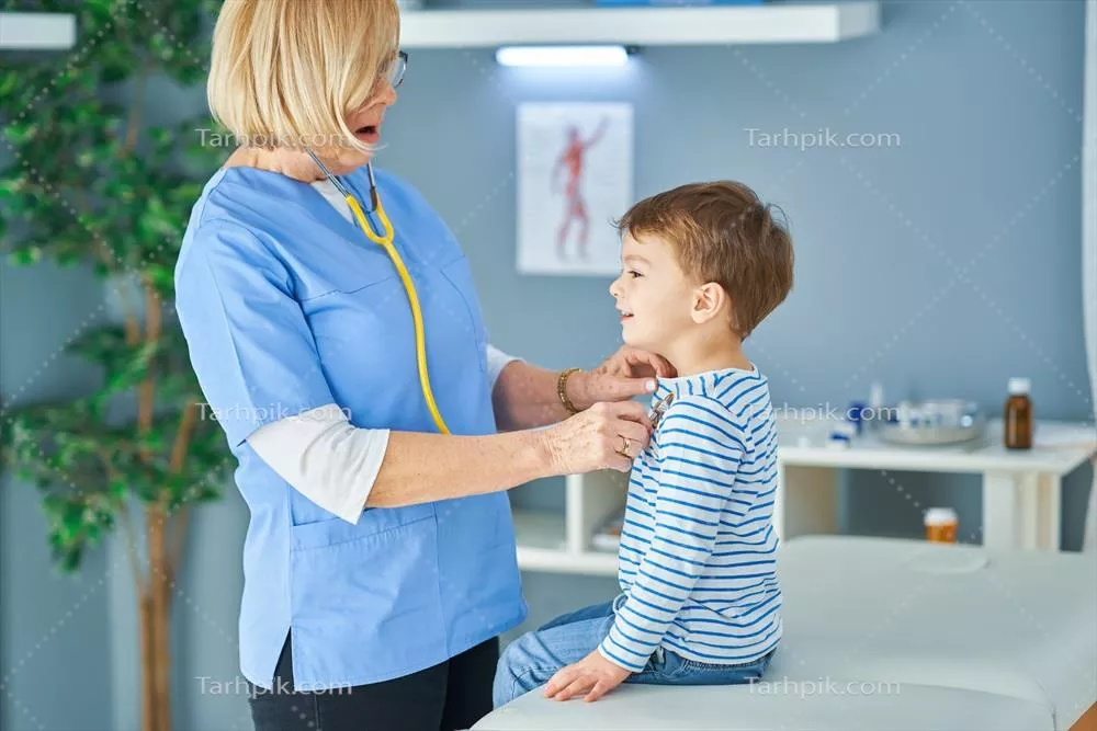 عکس پزشک اطفال در حال معاینه کودکان کوچک در کلینیک به صورت حرفه ای