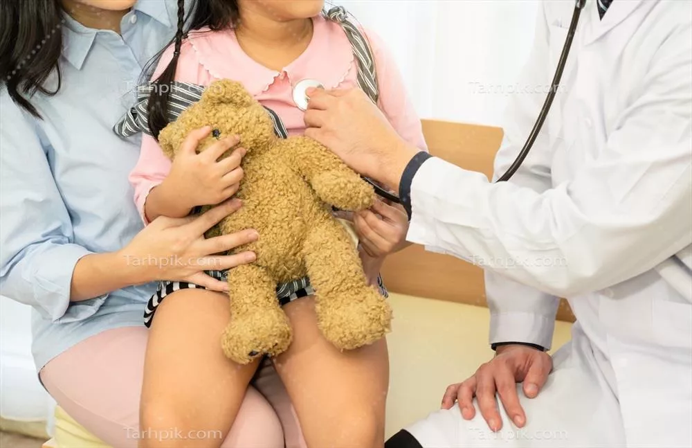 عکس پزشک اطفال در حال معاینه یک کودک در کلینیک بیمارستان
