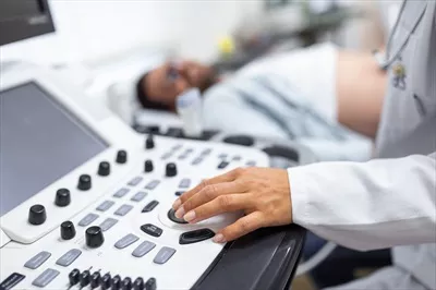عکس تصویری از سونوگرافی حرفه ای در کلینیک مدرن با پزشک و بیمار