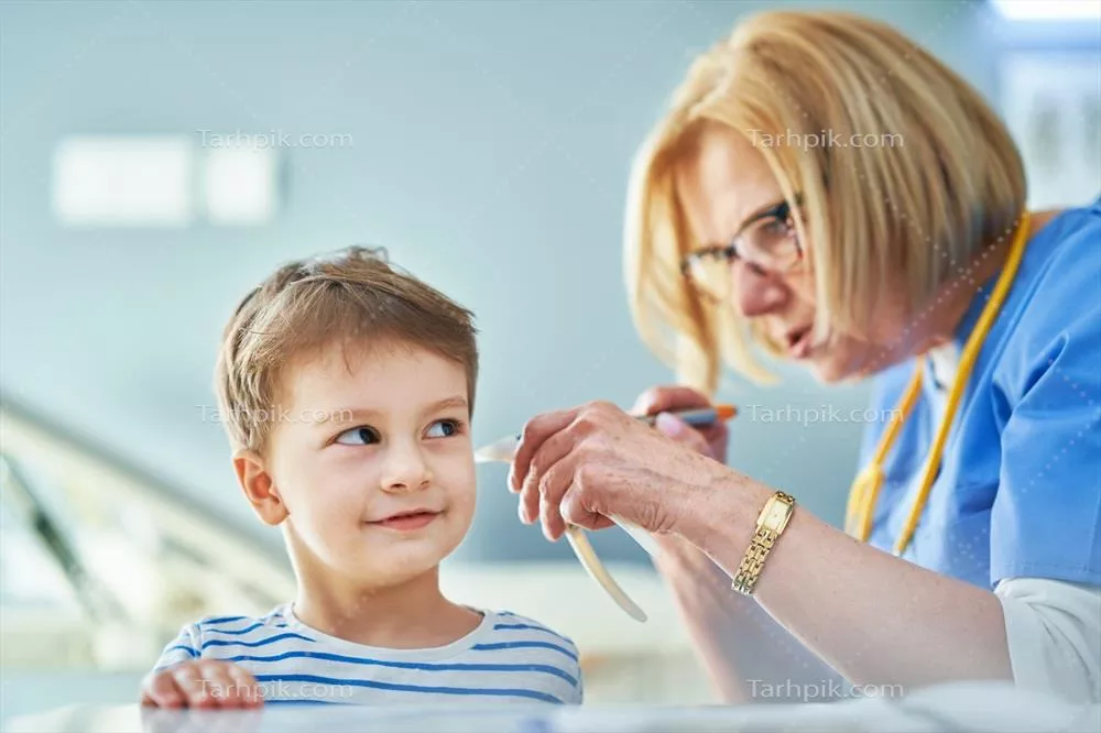 عکس پزشک اطفال در حال معاینه کودکان کوچک در کلینیک برای بررسی گوش ها