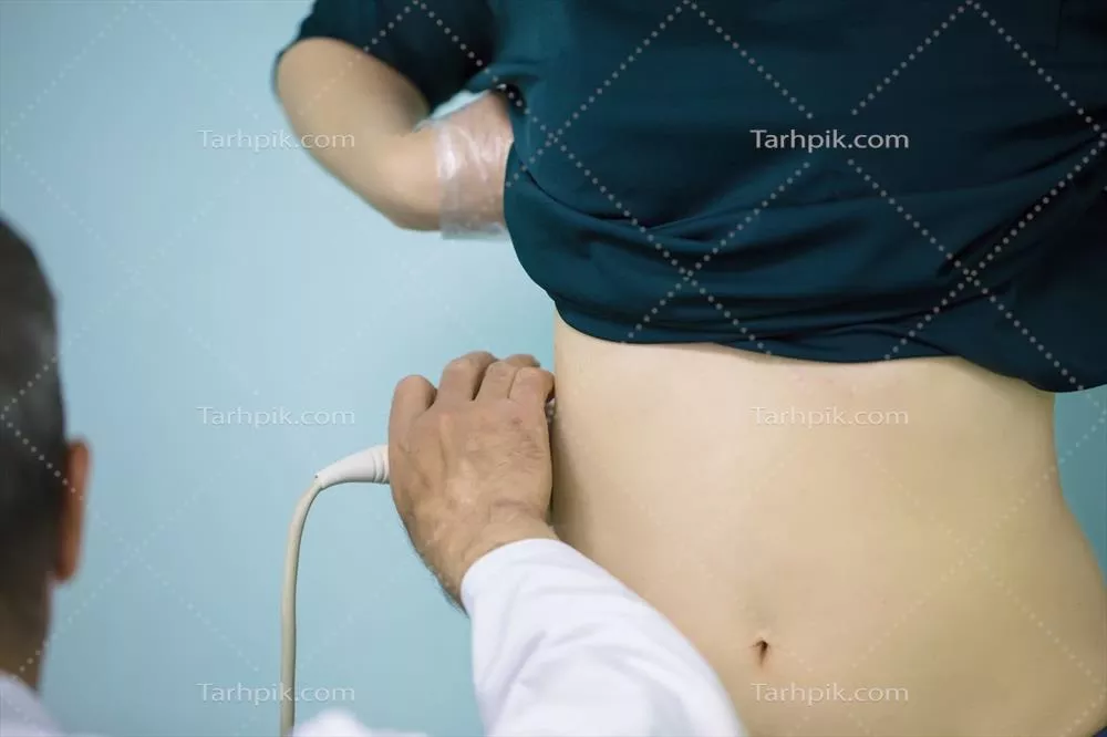 عکس پزشک در حال انجام تشخیص با سونوگرافی کلیه ها و بررسی وضعیت آن ها